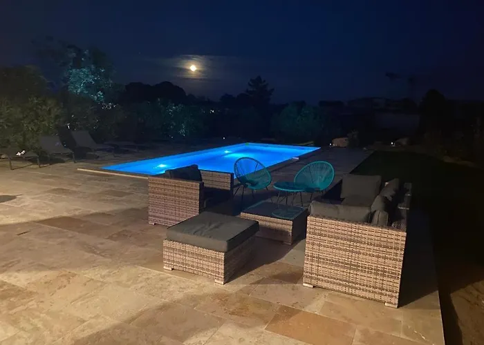 Chez Geraldine Piscine Chauffee, Proche Et Riviere